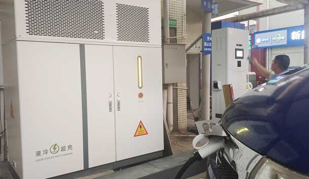 【重卡电动先锋】球友体育300-400kW重卡充电桩：亮点与应用典范(图2)